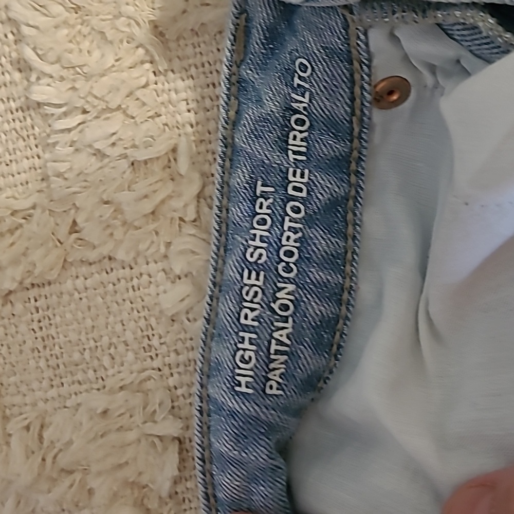 ☀️High-rise button up jean shorts ✨️ light wash✨️ like new! Size 2 - Picture 7 of 7